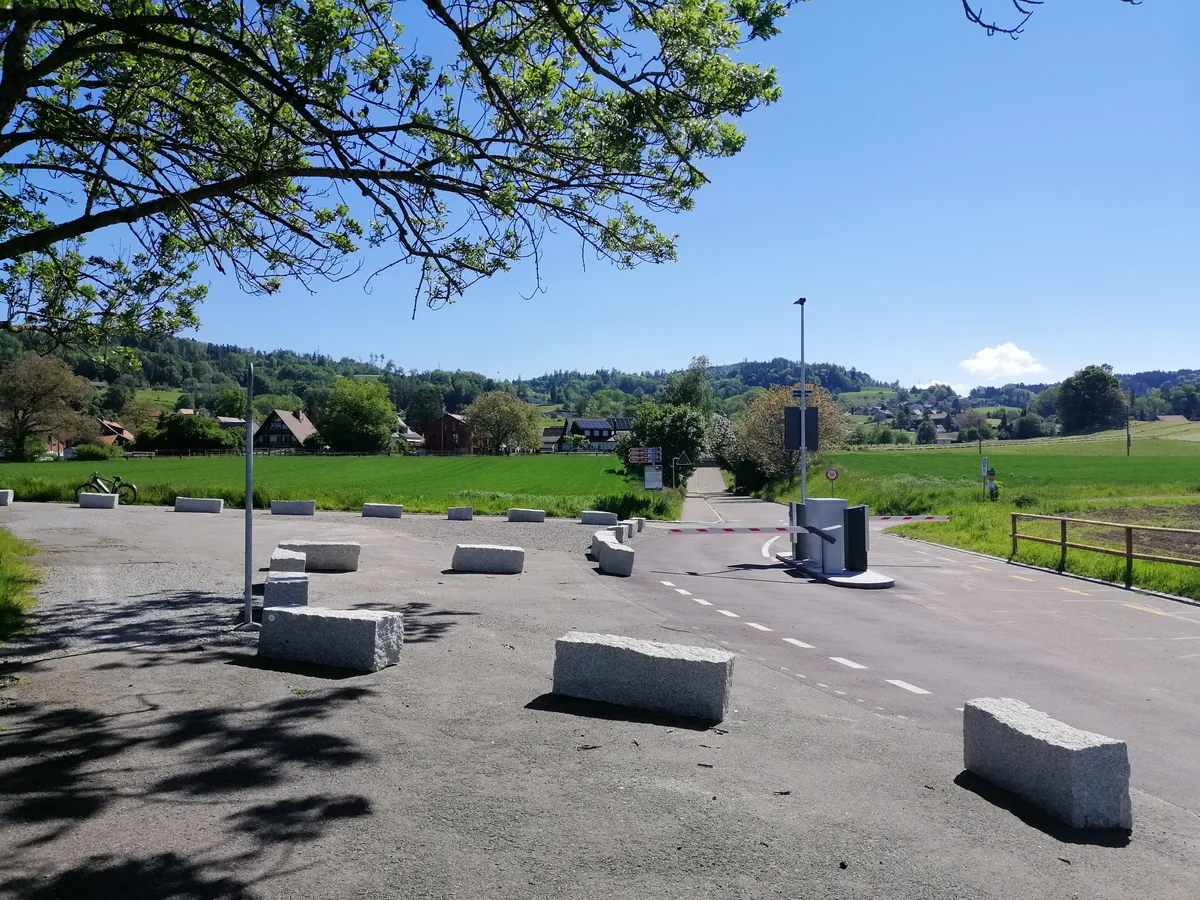 Das Ackerland auf der nördlichen Seite der Strandbadstrasse – links im Bild – soll bald Parkplätzen weichen. (Archiv)